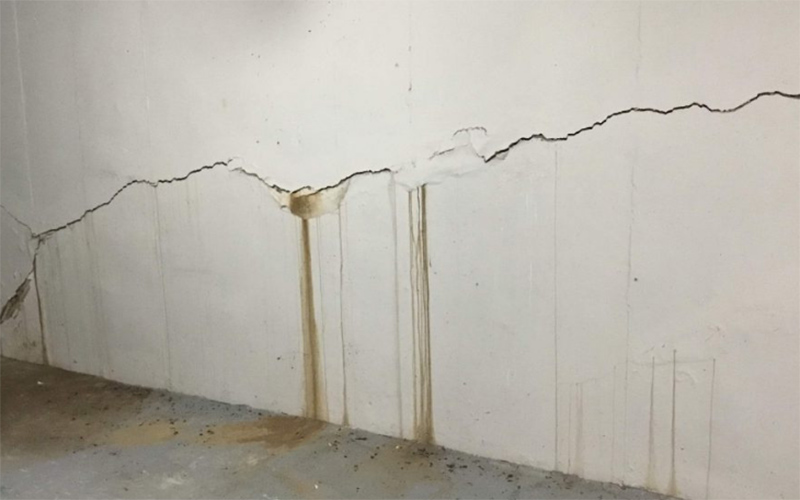 ترک دیوار گچی در اثر نشست ساختمان